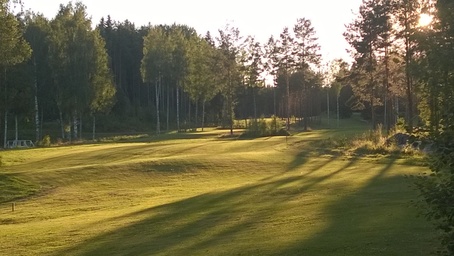 Auringon laskeutuessa Käkigolfin maisema sen kuin kaunistuu